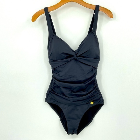 sunseeker Other - Sunseeker‎ Core Solid Black Plus Cup Twist Front One Piece Size 6 Dcup G9